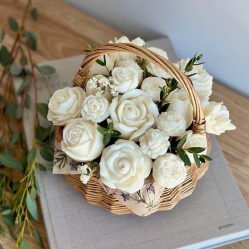 Giỏ hoa nến thơm 19 bông màu trắng tinh khôi, làm từ sáp ong và sáp đậu nành, trang trí để bàn sang trọng