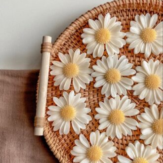 nến thơm hoa cúc trắng sáp ong Can Lãnh trên khay mây, trang trí minimalist