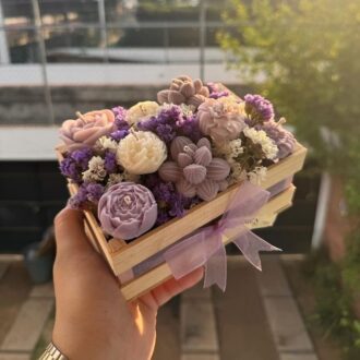 Nến thơm hộp gỗ size M tạo hình hoa nghệ thuật màu tím và trắng, kèm hoa khô trang trí, buộc nơ ruy băng tím.