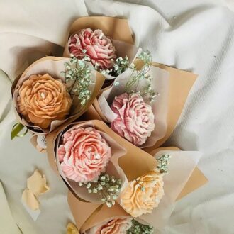 nến thơm ốc quế hoa mẫu đơn màu hồng phấn Can Lãnh, quà đáp lễ cưới sáp ong