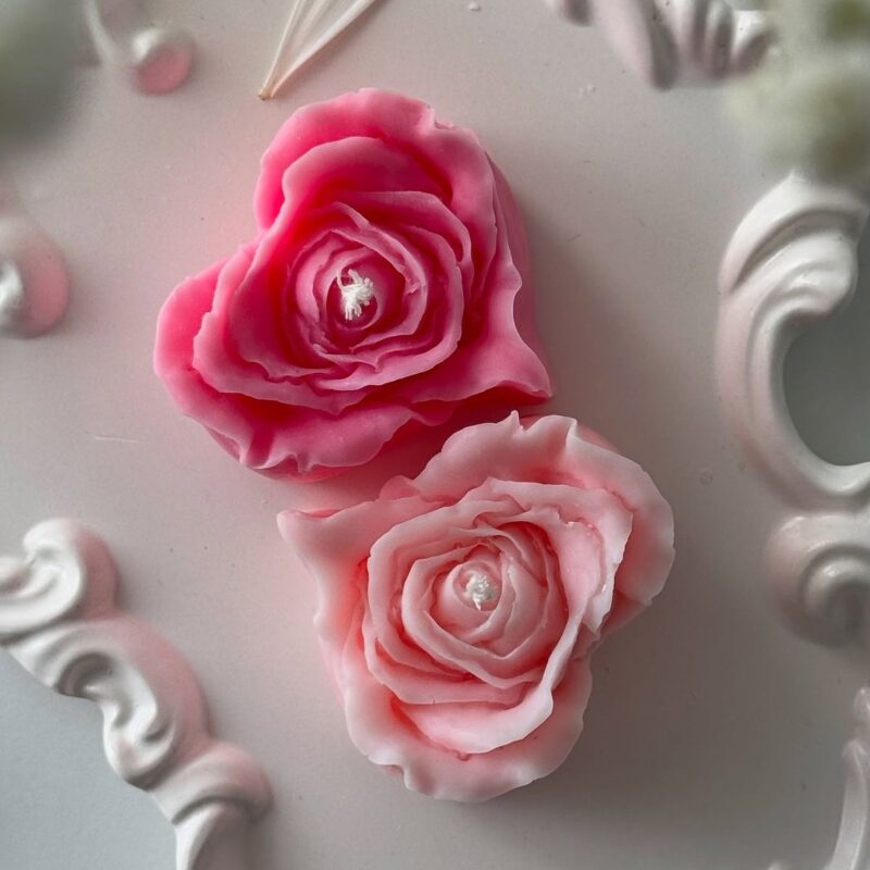 Nến thơm cánh hồng trái tim handmade màu pastel, thiết kế cánh hoa ôm trọn trái tim.