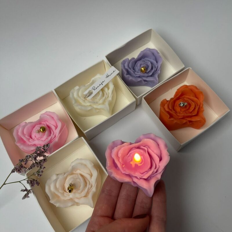 Nến thơm cánh hồng trái tim handmade màu pastel, thiết kế cánh hoa ôm trọn trái tim.