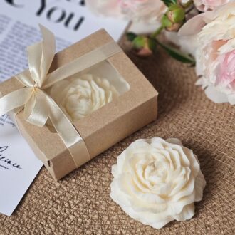 nến thơm hoa mẫu đơn size M màu kem trong hộp quà Can Lãnh, sáp ong đậu nành