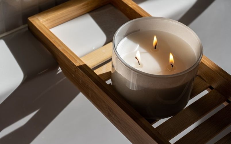 Nến 1 bấc và nến 3 bấc dùng để chỉ số lượng bấc đốt có trong cốc nến thơm. Tùy thuộc vào nhu cầu sử dụng, bạn có cân nhắc lựa chọn sử dụng một trong hai loại nến này.