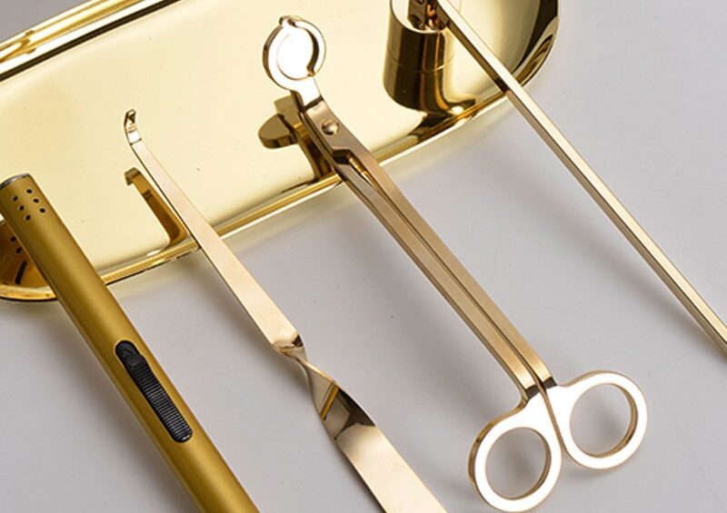 Để tận hưởng trọn vẹn trải nghiệm này, không thể thiếu các phụ kiện đi kèm như đế nến, bật lửa, kẹp nến, khay đựng nến, hộp đựng nến và đặc biệt là nến thơm chất lượng