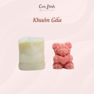 Khuôn silicone trắng đục và sản phẩm nến gấu Teddy ôm tim màu hồng thành phẩm Can Lãnh