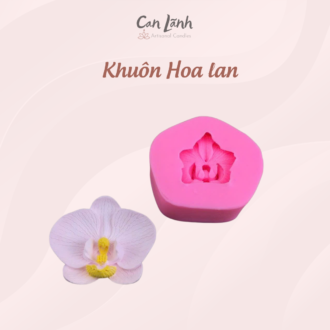 Khuôn silicone màu hồng và bông hoa lan hồ điệp thành phẩm màu tím nhạt với nhụy vàng cực kỳ sắc nét của Can Lãnh