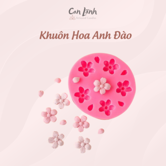 Khuôn silicone tròn màu hồng và các bông hoa anh đào cùng cánh hoa thành phẩm màu hồng nhạt tinh tế của Can Lãnh