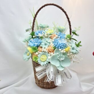 Giỏ mây tròn hoa nến thơm 17 bông tone xanh mint và xanh dương trang trí nơ trắng Can Lãnh