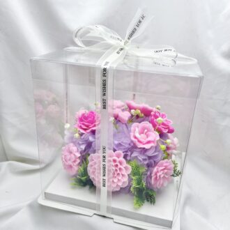 Hộp hoa nến thơm hình bánh kem Gelato tone hồng tím trong hộp mica trong suốt thắt nơ trắng Can Lãnh