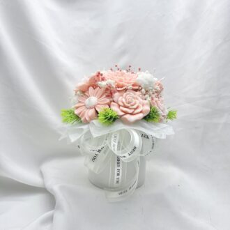 Chậu sứ trắng tròn hoa nến thơm 14 bông tone hồng phấn thắt nơ trắng thương hiệu Can Lãnh