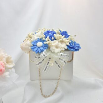 Túi xách hoa nến thơm 20 bông tone xanh dương trắng dây xích vàng kèm nơ trắng Can Lãnh