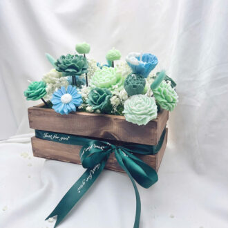 Hộp gỗ hoa nến thơm 30 bông tone xanh lá và xanh dương thắt nơ xanh đậm Can Lãnh