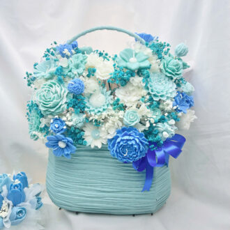 Giỏ hoa nến thơm nghệ thuật Thanh Âm Biển Sáng 35 bông tone xanh trắng Can Lãnh Artisanal Candles