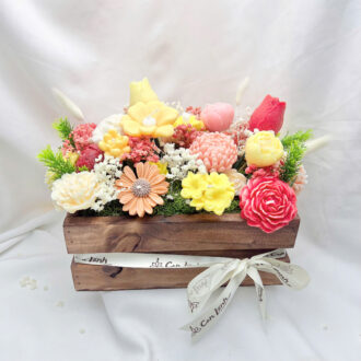 Hộp gỗ tự nhiên đựng 30 bông hoa nến thơm đa sắc màu rực rỡ thắt nơ trắng Can Lãnh