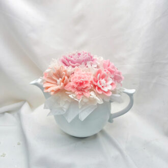 Ấm trà bằng sứ trắng đựng 15 bông hoa nến thơm nghệ thuật tone màu hồng và cam đào Can Lãnh