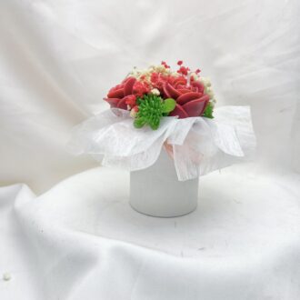 Trụ giấy hoa nến thơm nghệ thuật Ngọn Lửa Kiêu Sa 3 bông hồng đỏ phối giấy trắng Can Lãnh Artisanal Candles