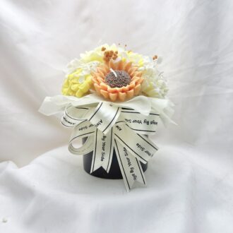 Trụ sứ hoa nến thơm nghệ thuật Tia Nắng Kiên Định 12 bông hướng dương vàng cam Can Lãnh Artisanal Candles