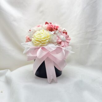 Trụ sứ hoa nến thơm nghệ thuật Lời Chúc Ngọt Ngào 11 bông tone hồng trắng phối nhụy đỏ Can Lãnh Artisanal Candles