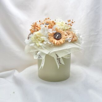 Chậu sứ hoa nến thơm nghệ thuật Hạ Sang 14 bông hướng dương cam vàng Can Lãnh Artisanal Candles